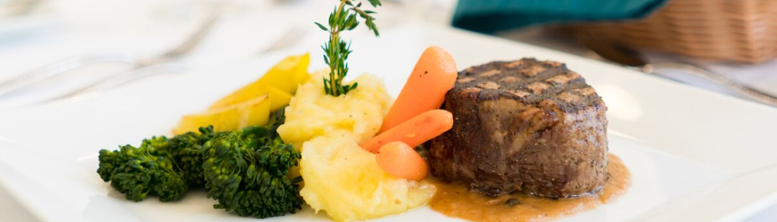 Filet mignon with carrots, mashed potatoes and broccoli